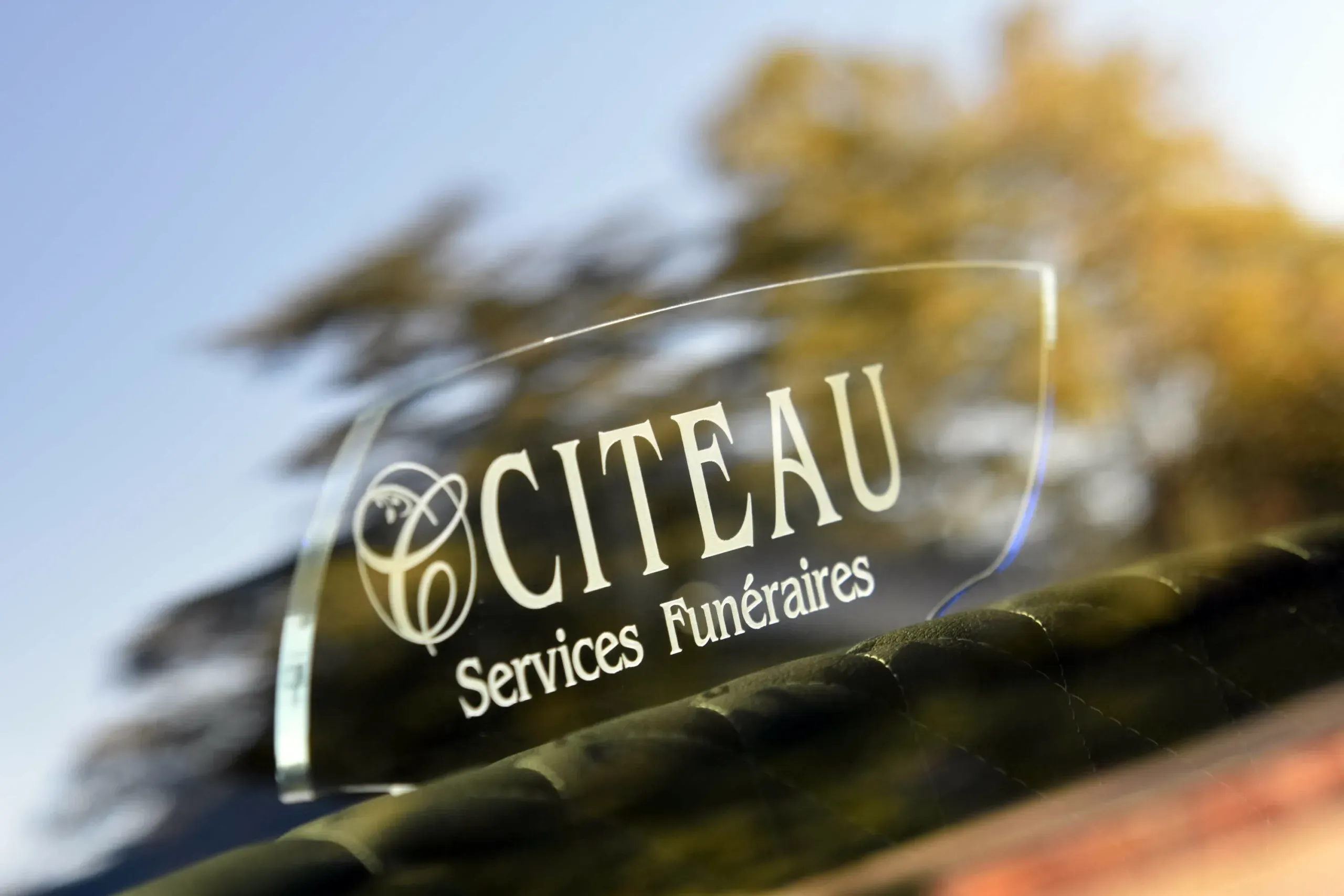 Plaque en verre gravée au nom des pompes funèbres Citeau Services Funéraires.