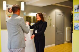 conseillere funeraire aidant une famille