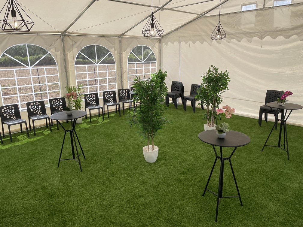 chaises et tables au chapiteau