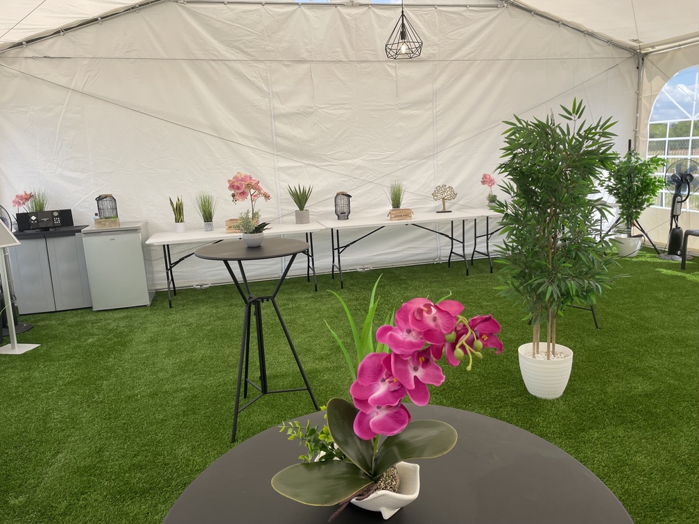 Fleurs sur tables au chapiteau