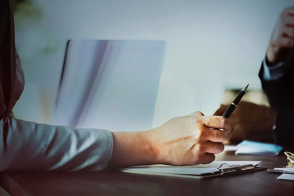 Signature d'un contrat obsèques avec un conseiller funéraire en agence.