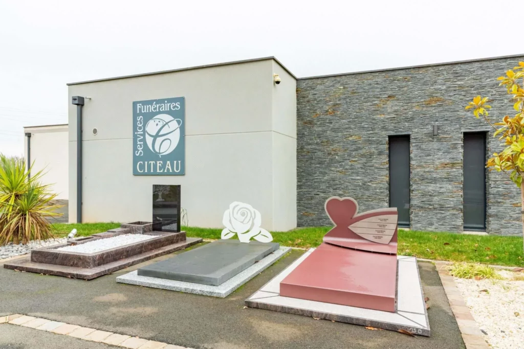 Exposition de monuments funéraires devant l'agence Citeau Services Funéraires.