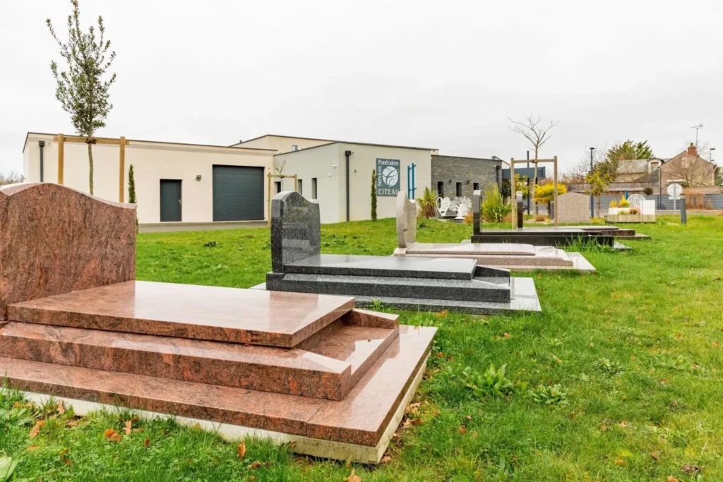 Exposition de tombes et monuments funéraires dans le parc de l'agence.