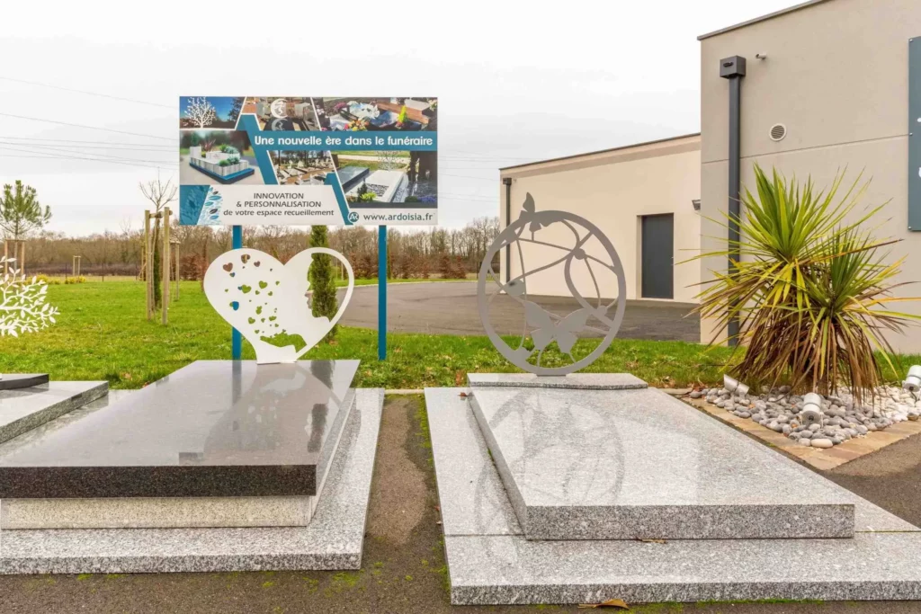 Exposition de monuments funéraires et sépultures en granit dans un espace dédié.