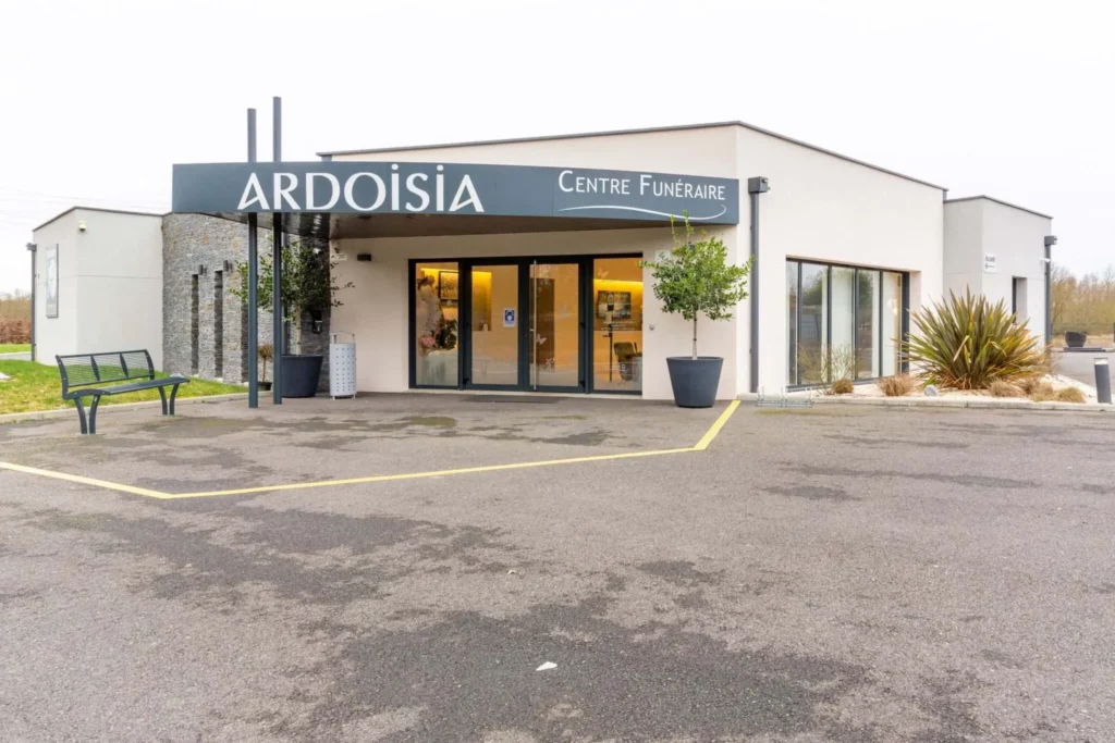 Façade du centre funéraire Ardoisia avec entrée accessible aux visiteurs.